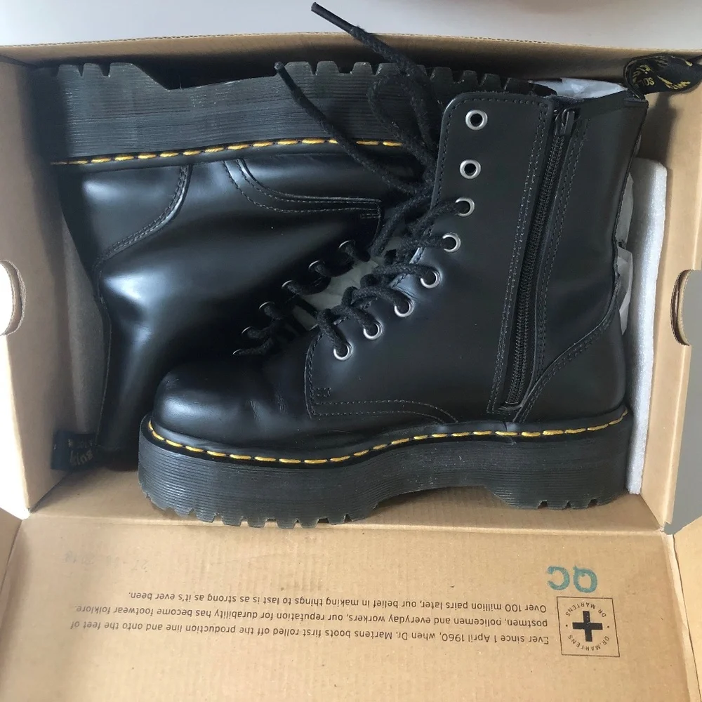Dr. Martens Jadon Smooth Leather Platform Boots (W 8, M7)